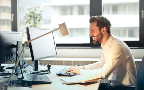 Mann am Schreibtisch